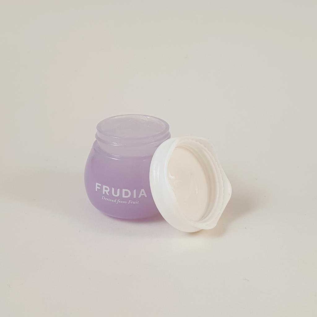 Frudia Blueberry Hydrating Cream Увлажняющий крем для лица с соком черники