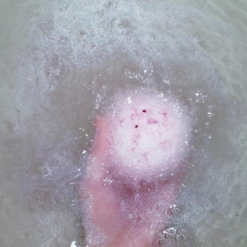 J:on spa yammi cherry Бомбочка для ванны с ароматом вишни.
