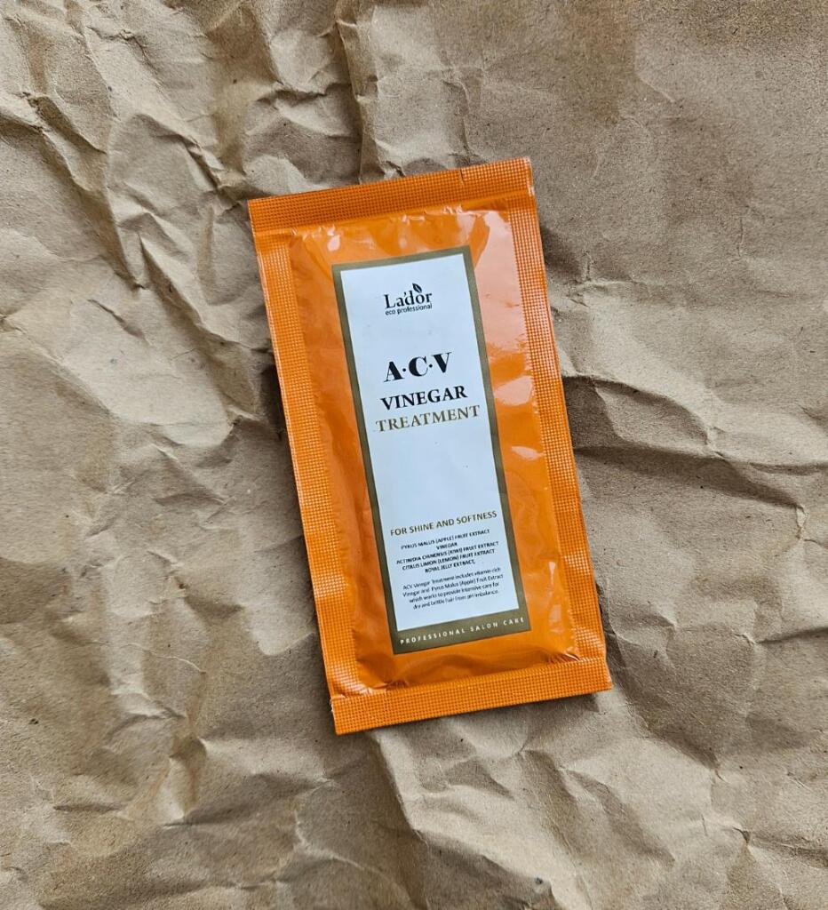 Lador ACV Vinegar Treatment Маска для блеска волос с яблочным уксусом.